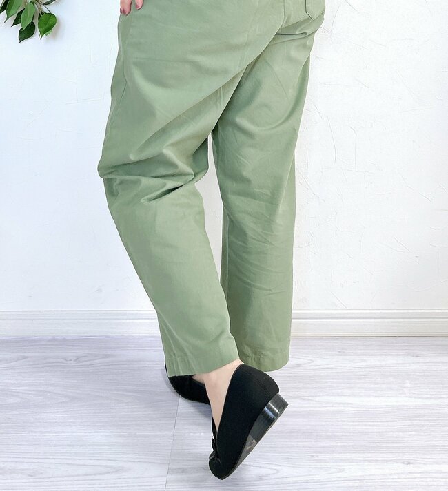 「4色買いしました」「ずっと販売して」ユニクロの“楽ちんパンツ”が本当に履きやすい！「立ち姿がキレイに見える」