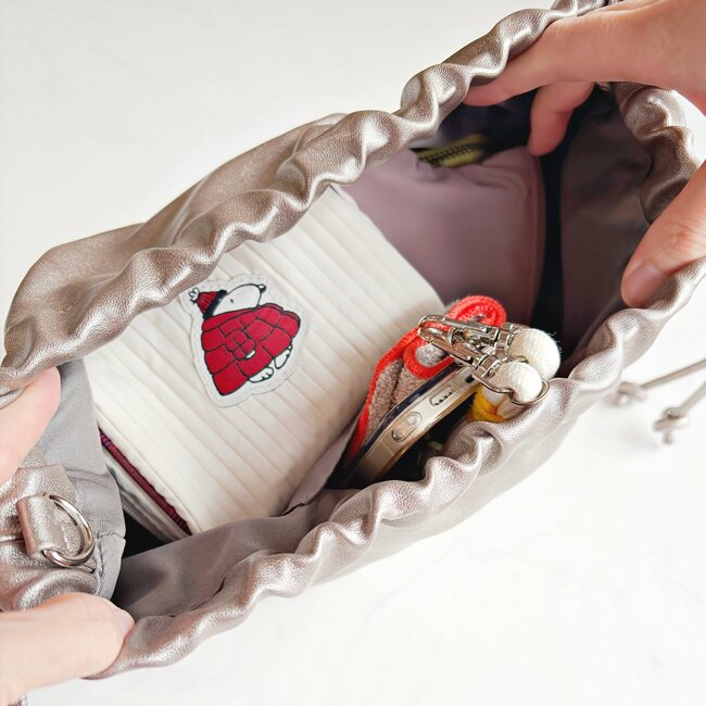 「全カラーリピ買いしました」ハニーズの“めちゃ軽バッグ”長財布やペットボトルがすっぽり入って使いやすい！「柔らかい素材で大容量」「開け閉めもラクです」