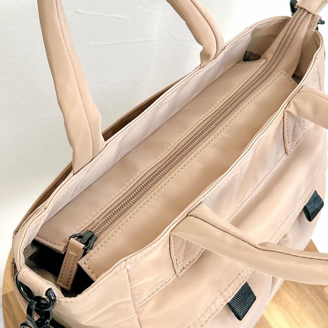 「お手頃価格に即決した」アフタヌーンティーの“多収納ショルダーバッグ”ポケットが8個も付いてて優秀！「整理整頓がしやすい」「シンプルで年代も選ばない」