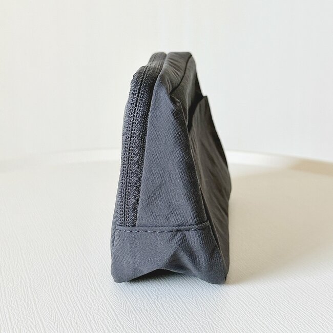 「ガバっと開いて使いやすい！」無印良品の“大容量ポーチ”コスメをまるっと収納できて頼りになる！「使いたいものが一目で分かる」「メイク品が全て収まって満足」