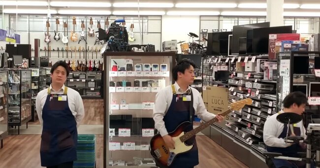 店のジャンク楽器で「X JAPAN・GLAY」1人再現！話題のハードオフ店員に直撃
