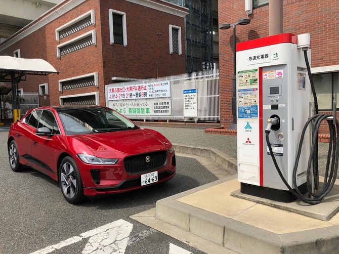首都高速 横浜大黒PAの急速充電器の前にて。日本仕様はチャデモ方式に対応