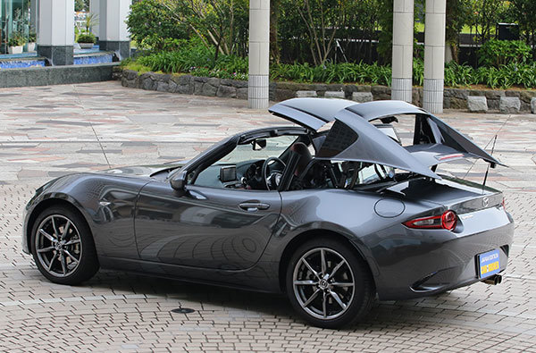 マツダ ロードスター試乗 人とクルマが一体になれる 感無量 の乗り心地 Car And Driver 注目カー ファイル ダイヤモンド オンライン