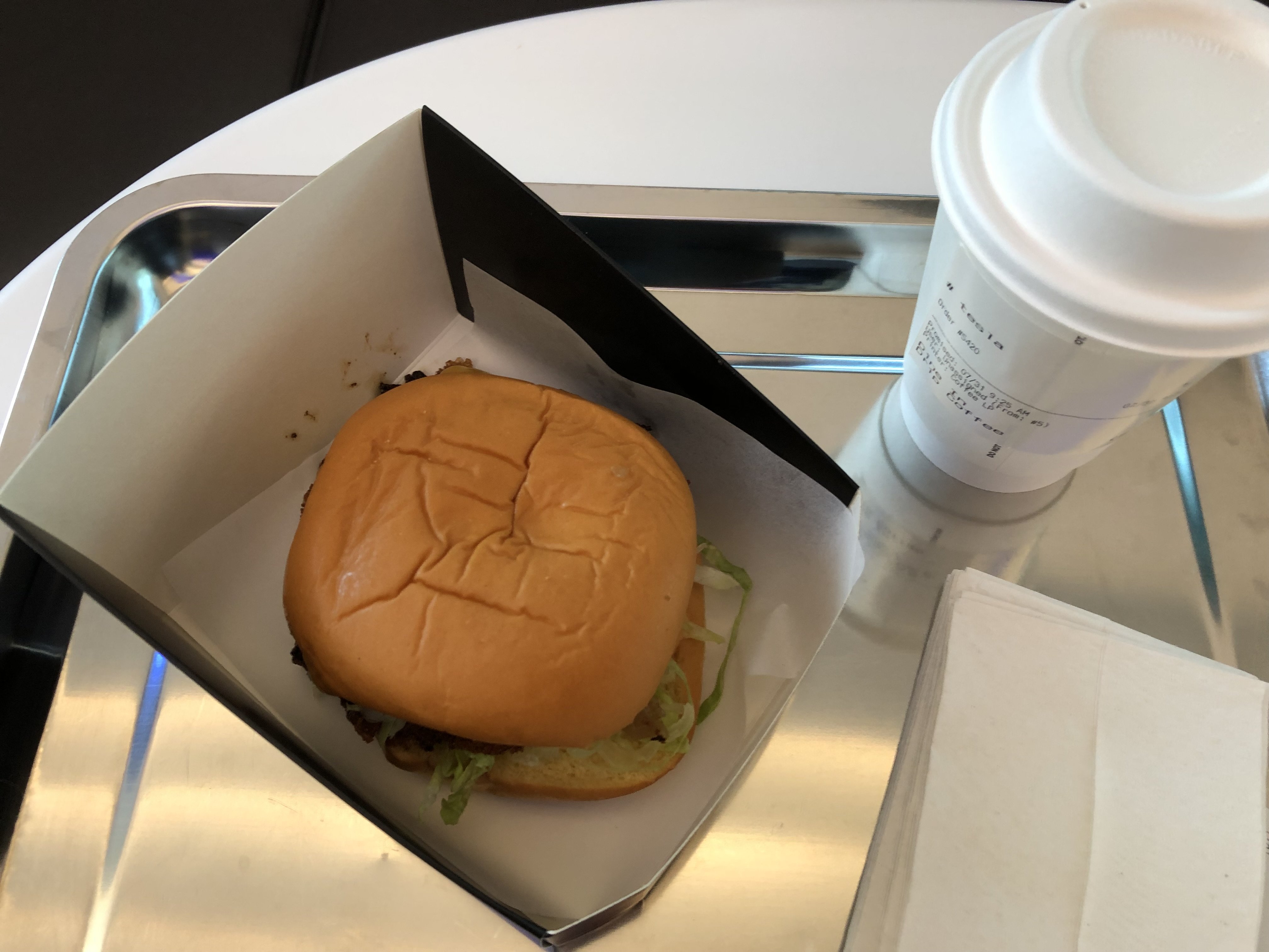 テスラがレストランをオープン!3時間待ちでゲットした「テスラ・バーガー」の味は?〈米国〉