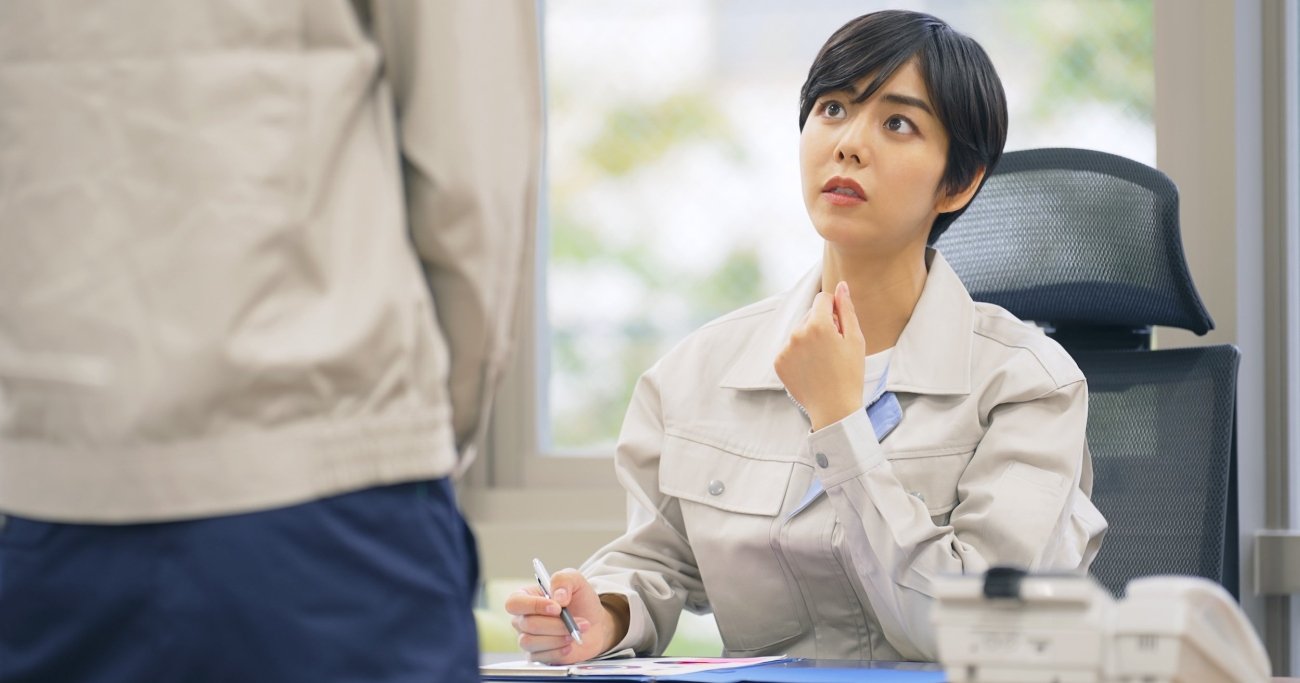 感じの悪い人は「自分は座って相手を立たせたまま話す」。じゃあ、感じのいい人は？ - 気づかいの壁