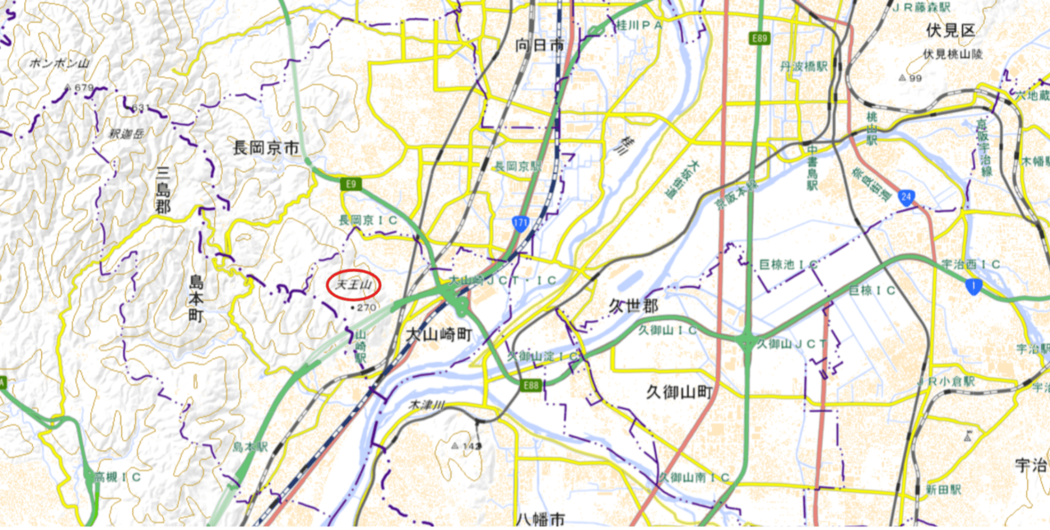 山崎付近の地形。国土地理院「地理院地図」をベースに加工
