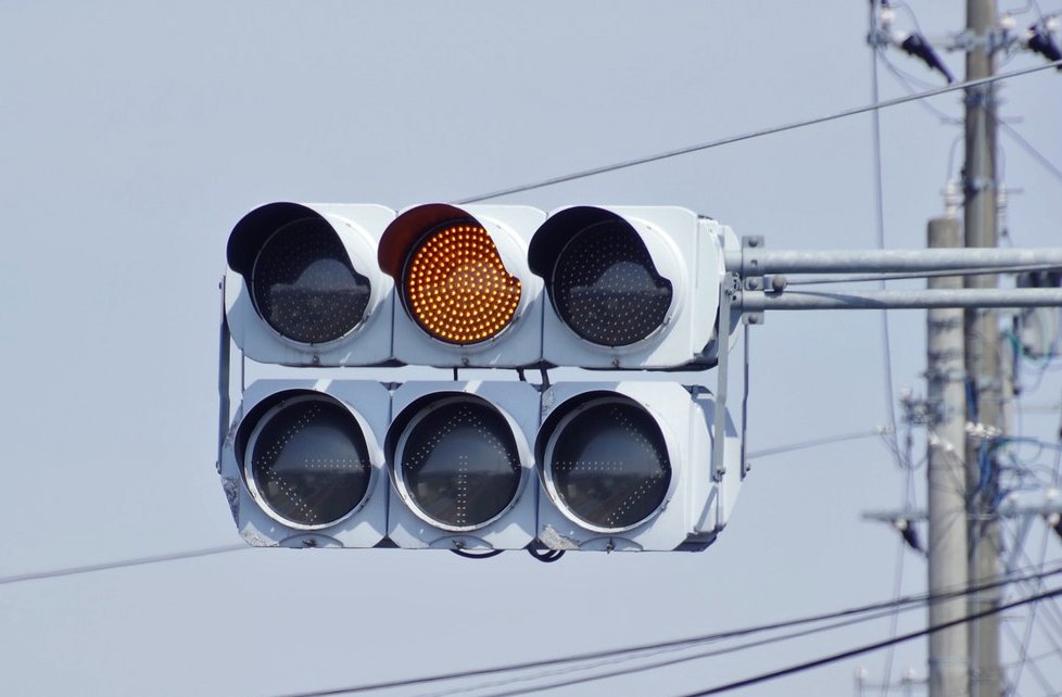 赤信号なのに「全方向に矢印点灯」はなぜ？→識者が教える「青信号との違い」が目からウロコだった！