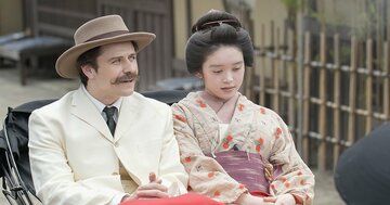 激変タエさま（北川景子）お茶も出せば、パイナップルも切る！トキ（高石あかり）と喜ぶ顔が少女のように愛らしい〈ばけばけ第39回〉