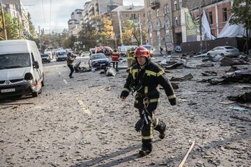 ロシア、ウクライナの都市に集中攻撃　過去最大規模