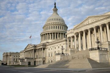 米民主党「薄氷の勝利」で広範な政策目指すリスク