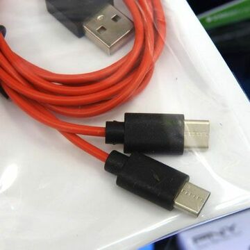 Type-C端子搭載スマホを2台同時に充電できるケーブル