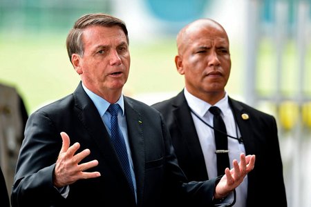 ブラジルのボルソナーロ大統領（左）