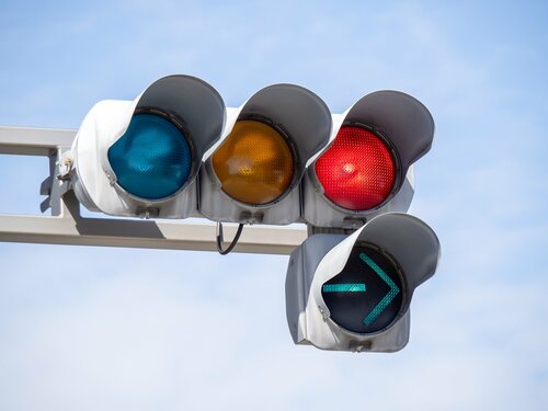 赤信号なのに「全方向に矢印点灯」はなぜ？→識者が教える「青信号との違い」が目からウロコだった！