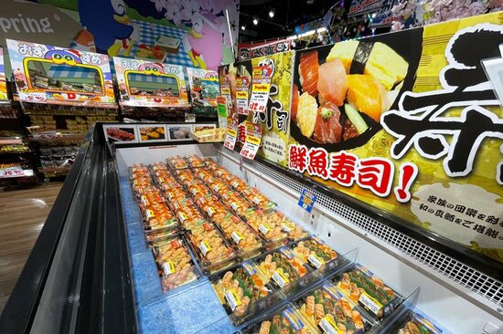 日本のスーパーやデパ地下のように、パックの寿司も購入できる
