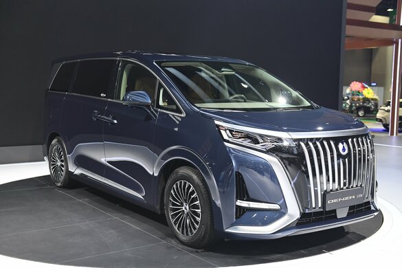 「日本車王国」崩壊のタイで中国EVが急拡大！「急速充電可で230万円」激安モデルに「超高性能」スポーツカーも