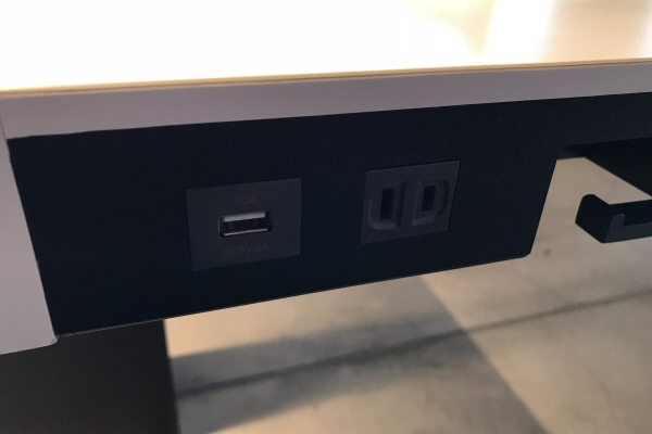 「POWER LOUNGE NORTH」の座席下にあるコンセントとUSBコネクター