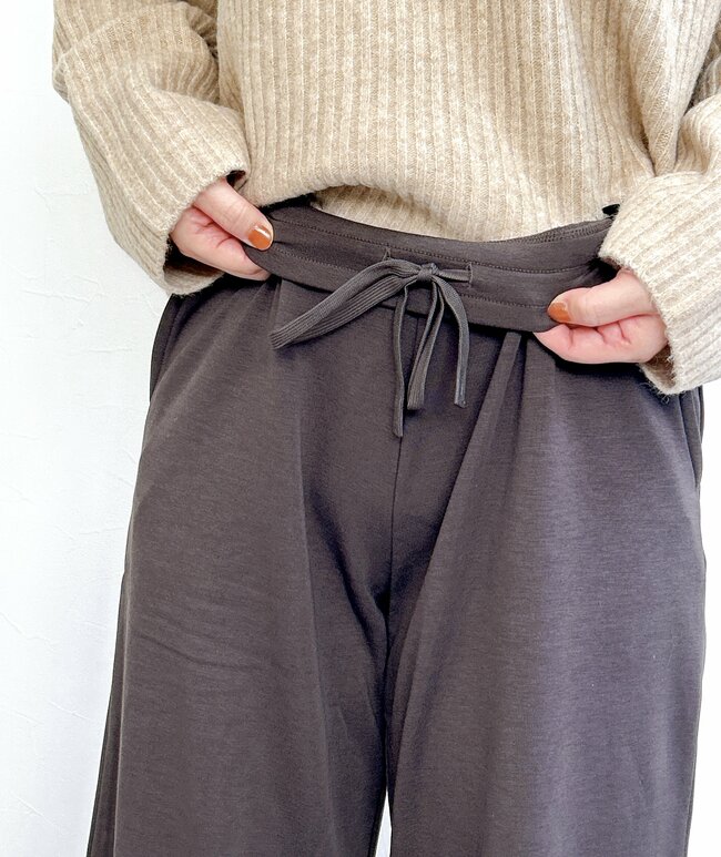 「お腹まわりも気になりません」ユニクロの“ぽかぽかワイドパンツ”楽ちんすぎて手放せない!「あたたかく最高です」「購入してよかった」