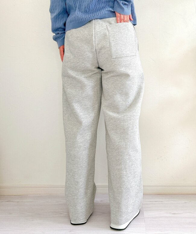 「最高に良くない？」ユニクロの“楽ちんパンツ”がスウェットとは思えないキレイさ…！「大優勝すぎる！」「まじで優秀」