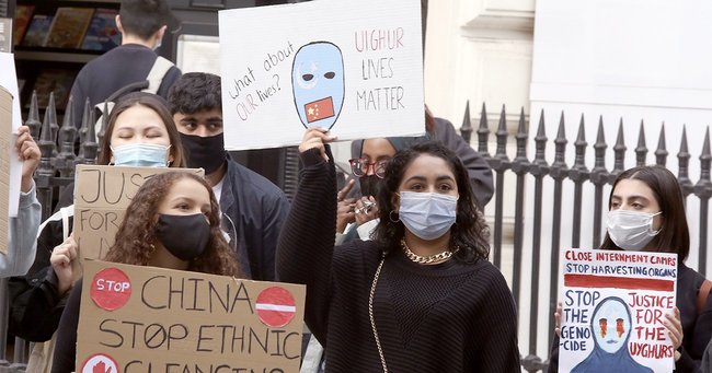 英国ロンドンの中国大使館の前で、新疆ウイグル自治区でのウイグル人に対する中国の迫害に反対するデモ