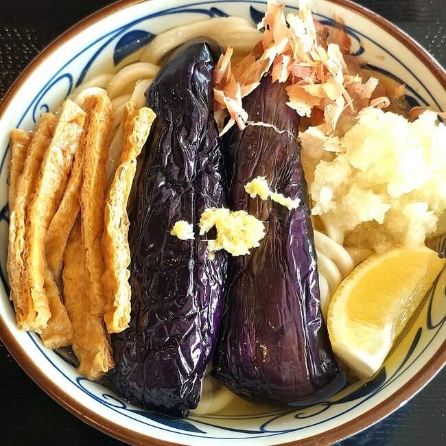 「神かもしれない」「ガチうまかった」丸亀製麺の“豪快すぎるメニュー”具材がドーンとのってて笑っちゃった！「めちゃくちゃ大っきくて嬉しい」【実食レビュー】