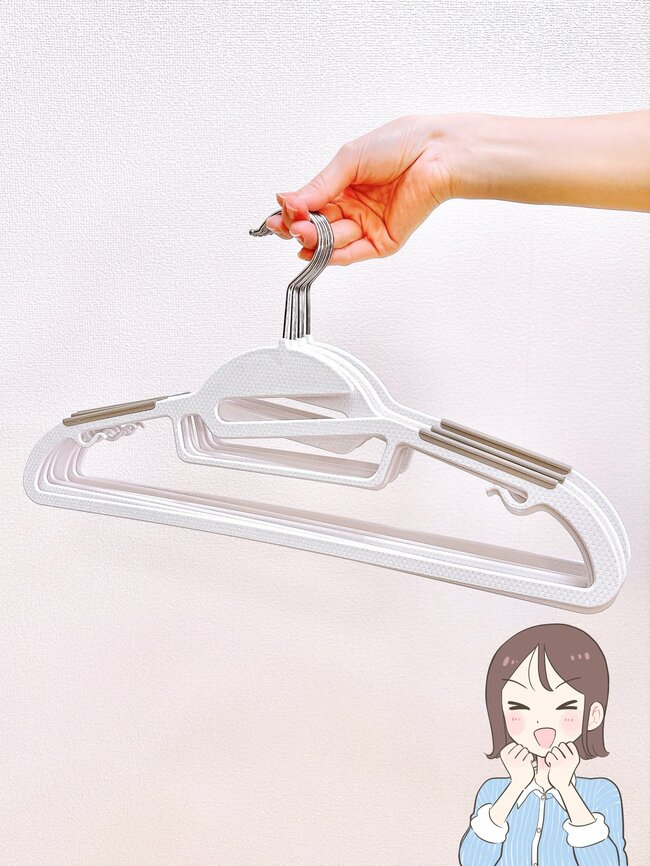 「家のハンガー全部変えました」「何度も購入しています」3COINS“多機能ハンガー”1本で何役もこなしてくれる優れものです!「もうこれしか使えません」