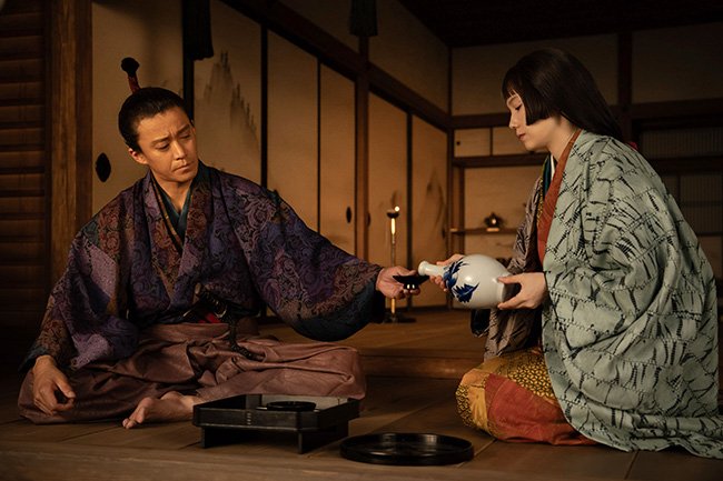 織田信長（演：小栗旬）と妹の市（演：宮崎あおい）　（C）NHK