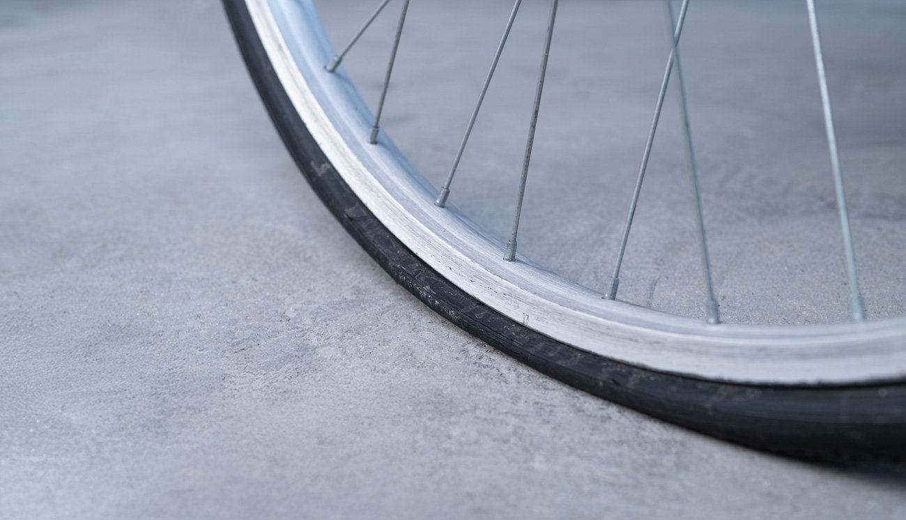 タイヤの空気が抜けているとふらつきの原因にもなる。定期的な整備を忘れずに