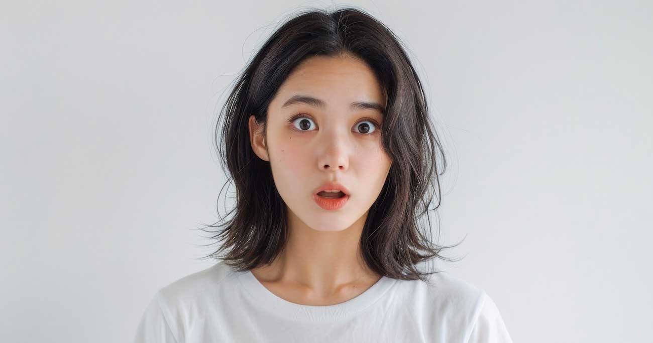驚いている女性の顔