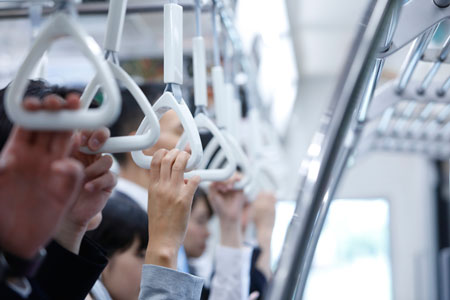丸型と三角形、つり革にはそれぞれメリットデメリットがあります