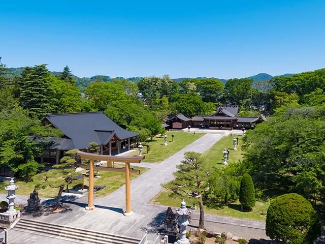 緑あふれる広々とした境内。結婚式を挙げるカップルも多いです