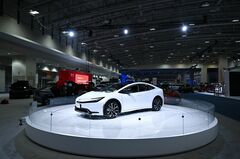 トヨタが新型PHVで攻勢、狙うは「現実的なEV」