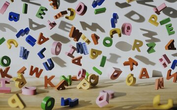 英単語が“覚えられない”理由はコレだった──身の回りのものが英語に見えてくるアプリ「意味と音」