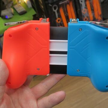 スマホがSwitchっぽく変身するL/Rボタン付きのゲームグリップ