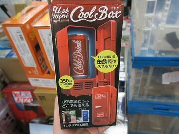 机の上の缶ジュースを冷え冷えのままにできる1650円のUSB給電の保冷庫