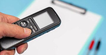 「ラオスの児童買春施設に潜入も…」危険な現場に潜入する記者が肌身離さず持っている“護身グッズ”3選