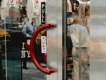 米ビザとマスターカード、手数料引き上げへ