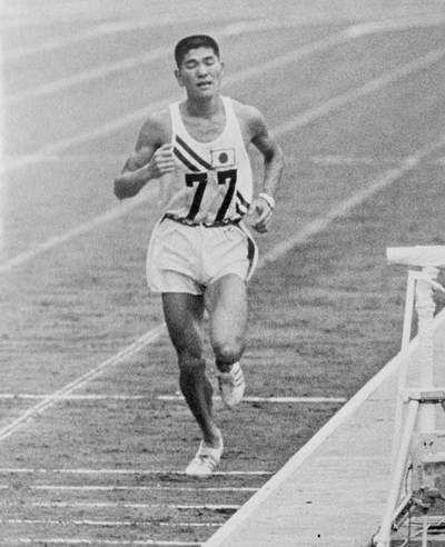 東京オリンピック男子マラソンで3位でゴールする円谷幸吉