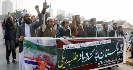 イランが知った国力誇示の限界　隣国の反撃受け