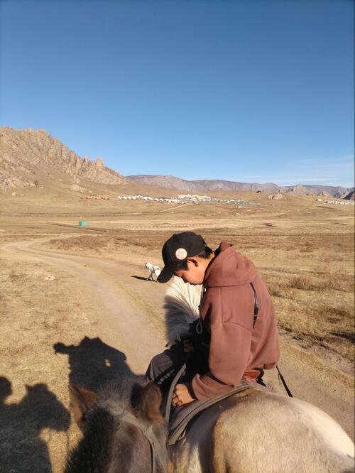 モンゴルといったら遊牧民。乗馬体験ツアーでは中学生くらいの男の子がガイド役として、3頭匹の馬を引き連れて各所を案内してくれた（提供=筆者）