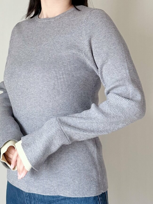 「2色買いました」「袖がかわいい」グローバルワークの“2093円トップス”たっぷり着回せてコスパ抜群です!「腕が細見えします」