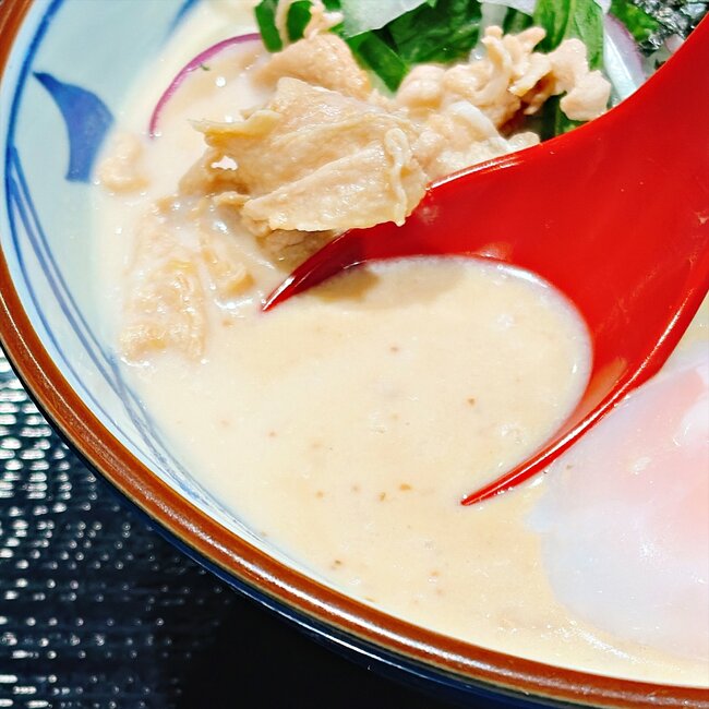 「飲み干したくなる」「毎日食べたい」丸亀製麺の“やみつき限定メニュー”具だくさんで麺が見えないよ!「ガチでうますぎた」「大当たり」《実食レビュー》