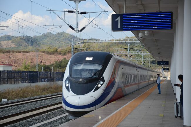 ラオス初の本格的な「鉄道」開業！スタバも初上陸で旅行するなら今【写真あり】