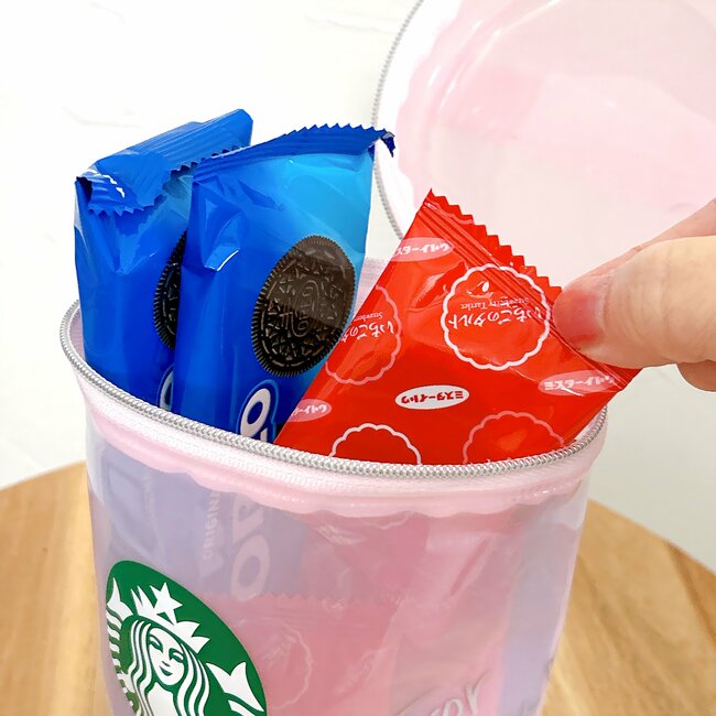 こんなん見たら買うしかない…！スタバの“カップみたいなポーチ”チョコやコーヒー付きでお得感すごい！「ファスナーがとてもキュート」「シルバーの繊細な感じが気に入りました」