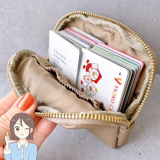 【3COINS】カードが60枚も入った！ガバッと開く「ぺたんこポーチ」小物をスッキリ持ち歩けて大助かり！《購入レビュー》