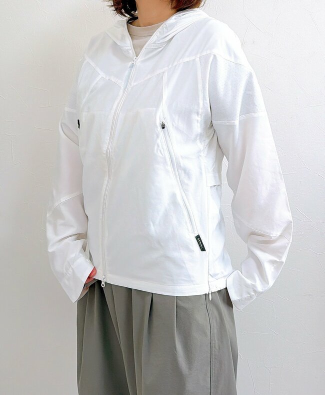 「着てた方が涼しい」「上半身だけ木陰にいるよう」ワークマンの“暑さ対策パーカー”涼しくなる工夫がいっぱいで感動！「驚くほど軽い」