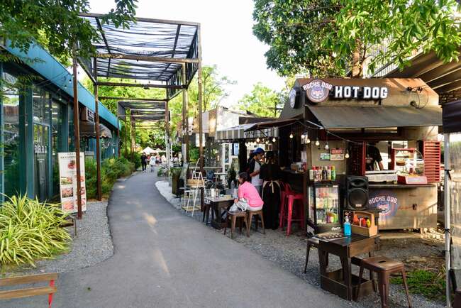 タイ・バンコク夜の穴場観光スポット、夜市のローカル飯からルーフトップ・バーまで