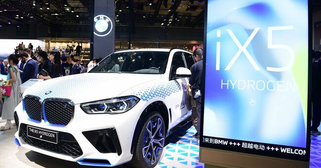 BMWは現在、水素燃料電池SUV（スポーツ用多目的車）「iX5」を携えて世界中を回っている