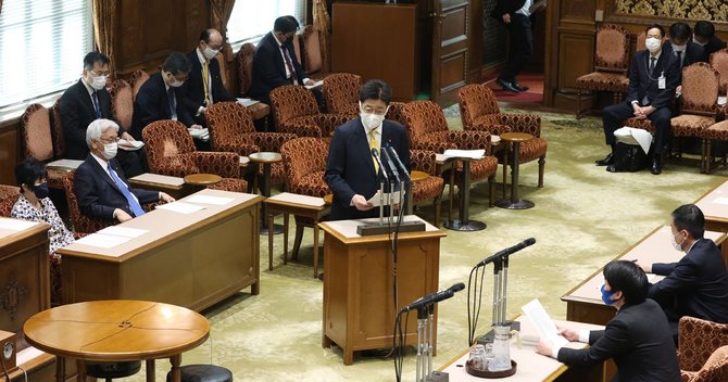 参院議院運営委員会で、政府の今国会提出法案にミスが相次いだ問題について説明する加藤勝信官房長官