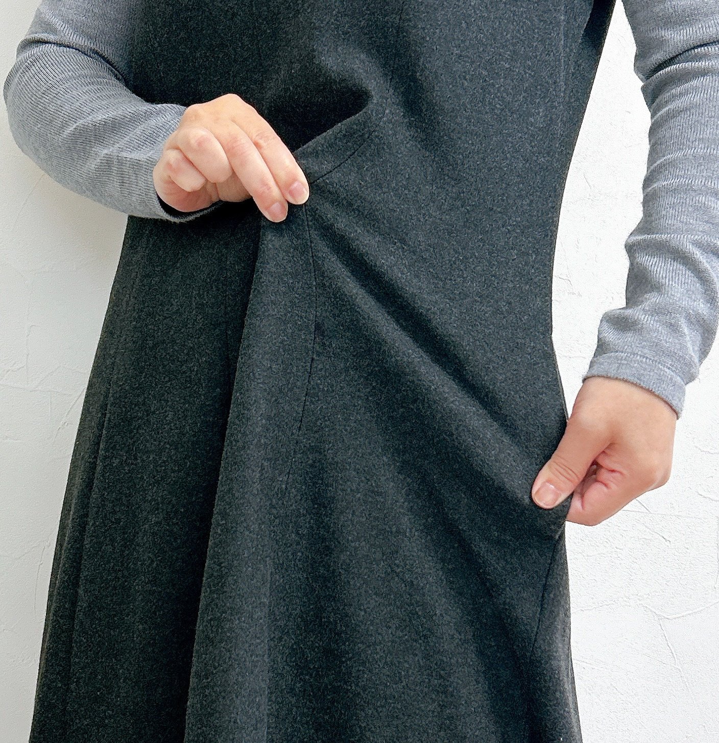 すぽんと着るだけで体型カバー!ユニクロの“ぽかぽかワンピース”後ろ姿もスラッと見えて感動!「太って見えないのが嬉しい」「ラインの綺麗さにびっくり」