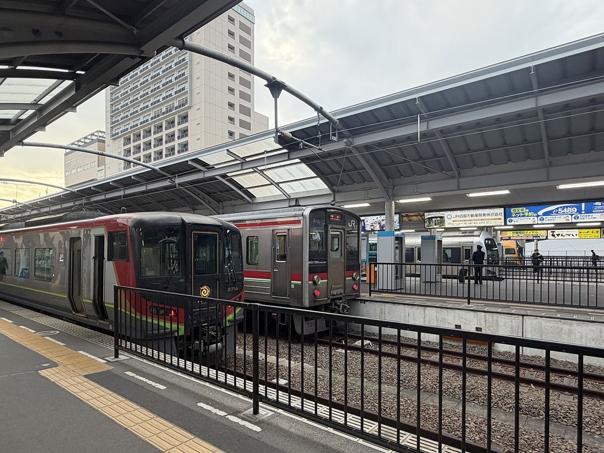 始発列車が並ぶ高松駅